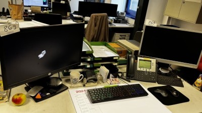 1 PC HP (ohne Festplatte) mit 2 Widescreen-TFT-Monitoren HP / Claxan